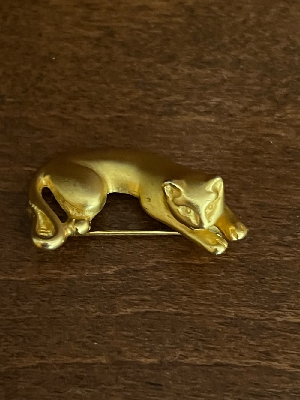 Gold tone relaxing cat pin brooch
